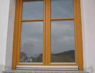 Holzfenster lasiert mit aufgesetzter Sprosse.